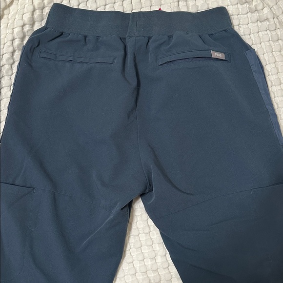 Limited Edition Figs Dark Harbor Scrub Set - Picture 7 of 12